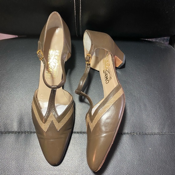 Vintage Salvatore Ferragamo T-Strap Taupe Leather Kitten Heels Size 8 1/2 AA - Picture 2 of 9